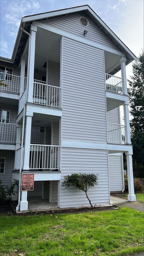 Primary Photo - Two Bedroom Upstairs Condo for Rent in Bel...