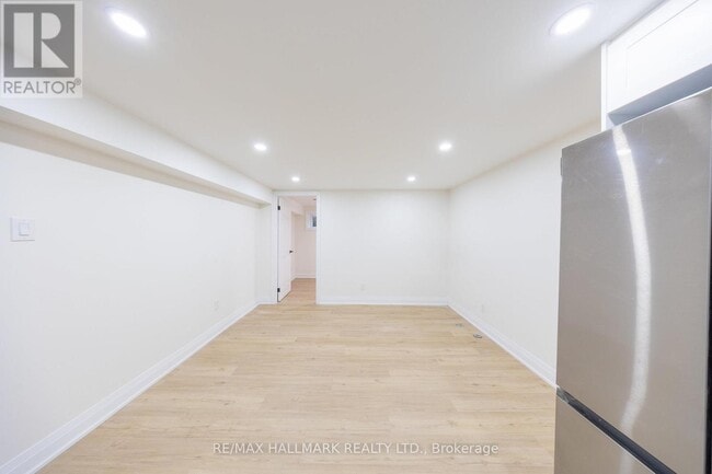 Building Photo - 154 Fitzgibbon Ave