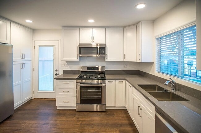 Building Photo - 2207 E Daily Dr