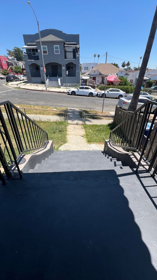 Building Photo - 1071 Dundas St