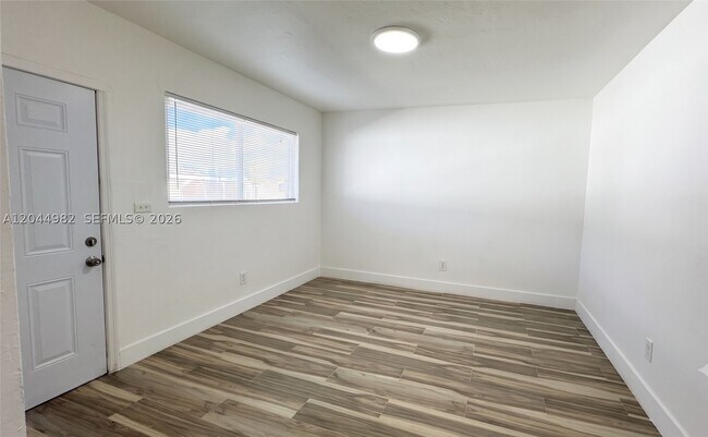 Foto del edificio - 120 NE 55th St