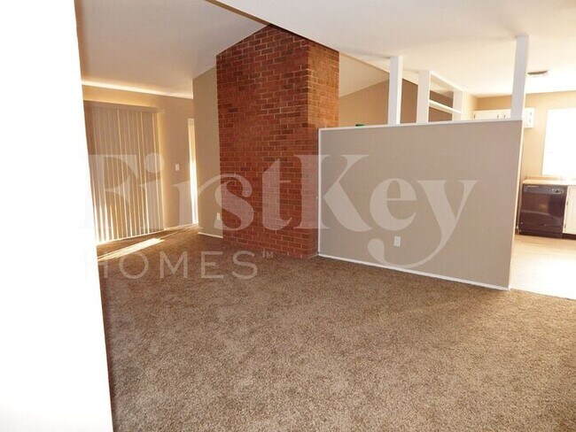 Building Photo - 3070 Durwood Dr