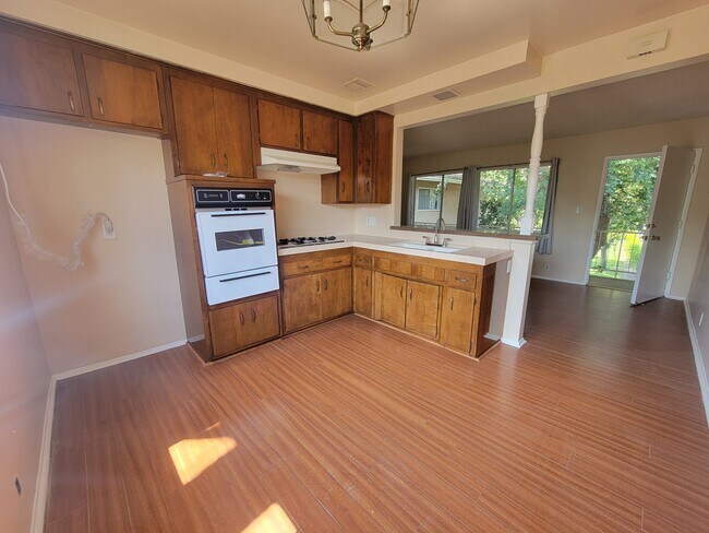 Foto del edificio - 13530 Leadwell St