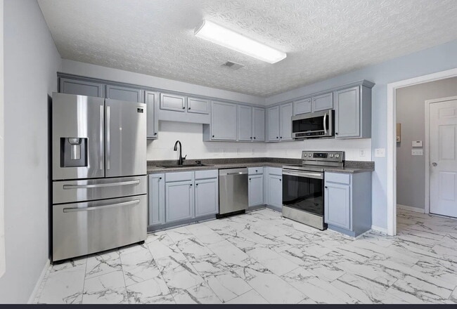 Foto del edificio - "Charming 3-Bed Townhouse with Hardwood Fl...