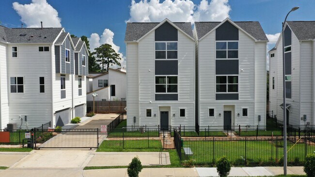 Building Photo - 1648 W Tidwell Rd