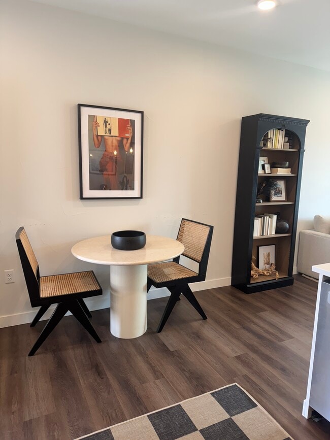 Foto del edificio - 2120 N Downing St