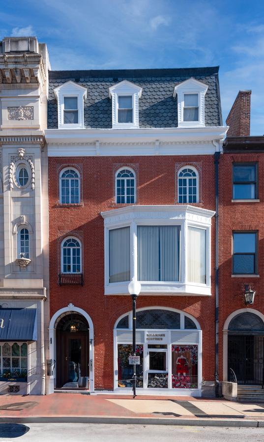 Ubicación increíble en una excelente manzana en el histórico Mount Vernon. - 403 N Charles St