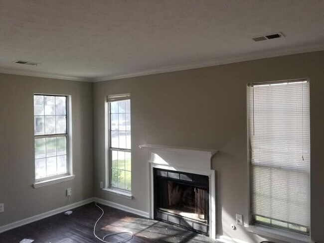 Foto del edificio - 590 Woodcrest Manor Dr