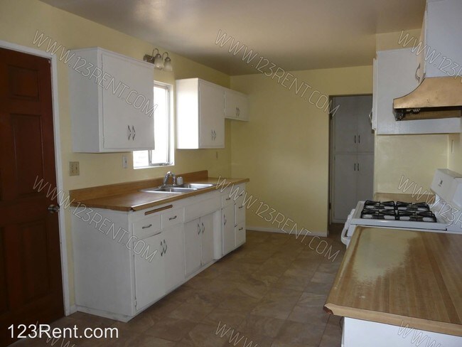 Foto del edificio - 3 br, 1.5 bath House - 12567 DAISY ST