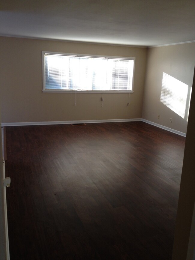 Building Photo - 2101 Smallwood Dr