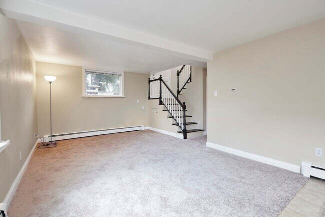 Foto del edificio - 241 Elmwood Dr