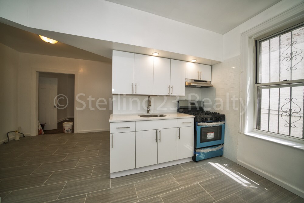 Primary Photo - 18-47 Ditmars Blvd