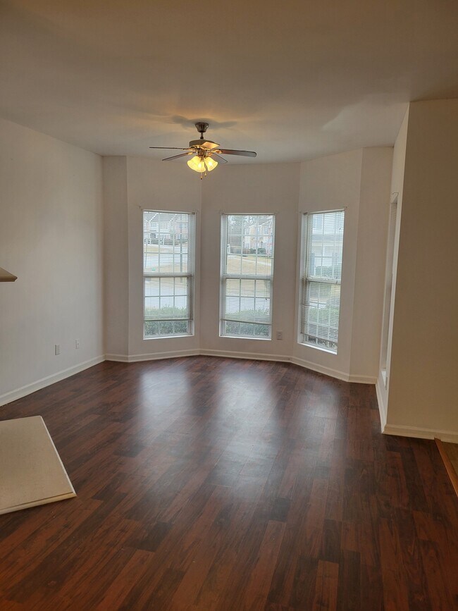 Foto del edificio - 5150 Oakley Commons Blvd