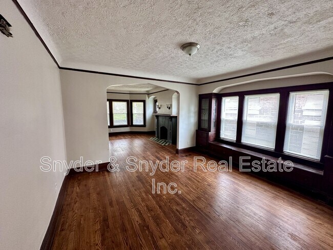 Foto del edificio - 245-247 Oakdale Ave.