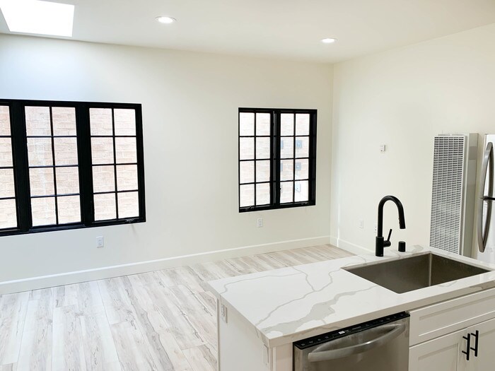 Foto principal - 3922 8th Ave