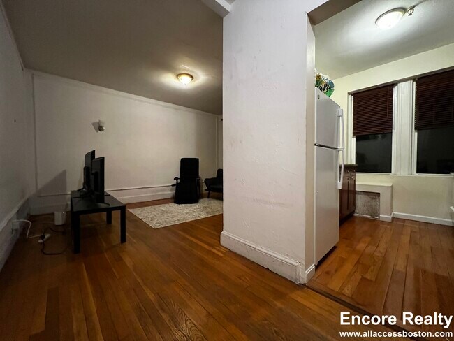 Building Photo - 2003 Commonwealth Ave