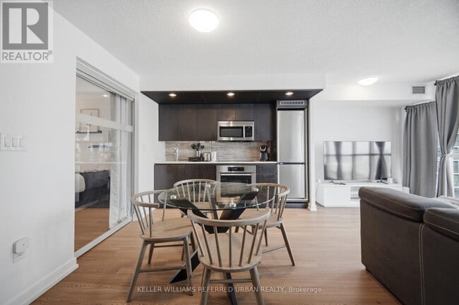 Building Photo - 10 Capreol Ct