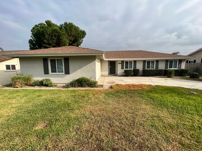 Building Photo - 321 W Hacienda Dr