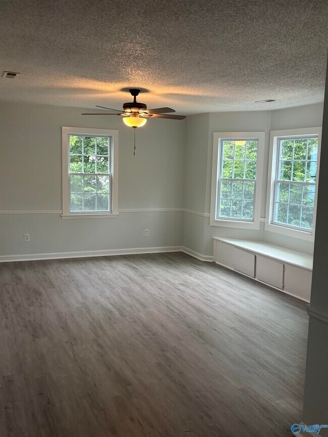 Building Photo - 914 Fairway Dr NW