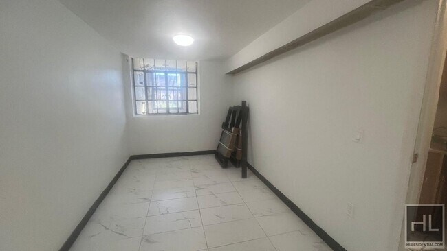Foto del edificio - COZY 2 BEDEROOM ON THE GARDEN LEVEL EAST 4...