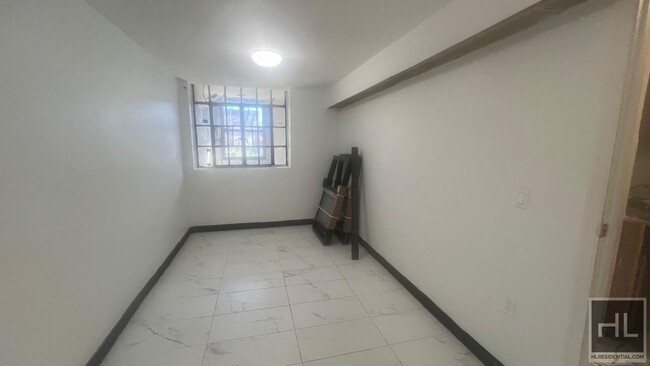 Building Photo - COZY 2 BEDEROOM ON THE GARDEN LEVEL EAST 4...