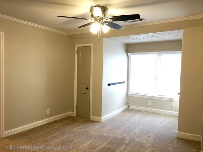 Sala de estar con numerosos armarios - 629 Hillpine Dr NE
