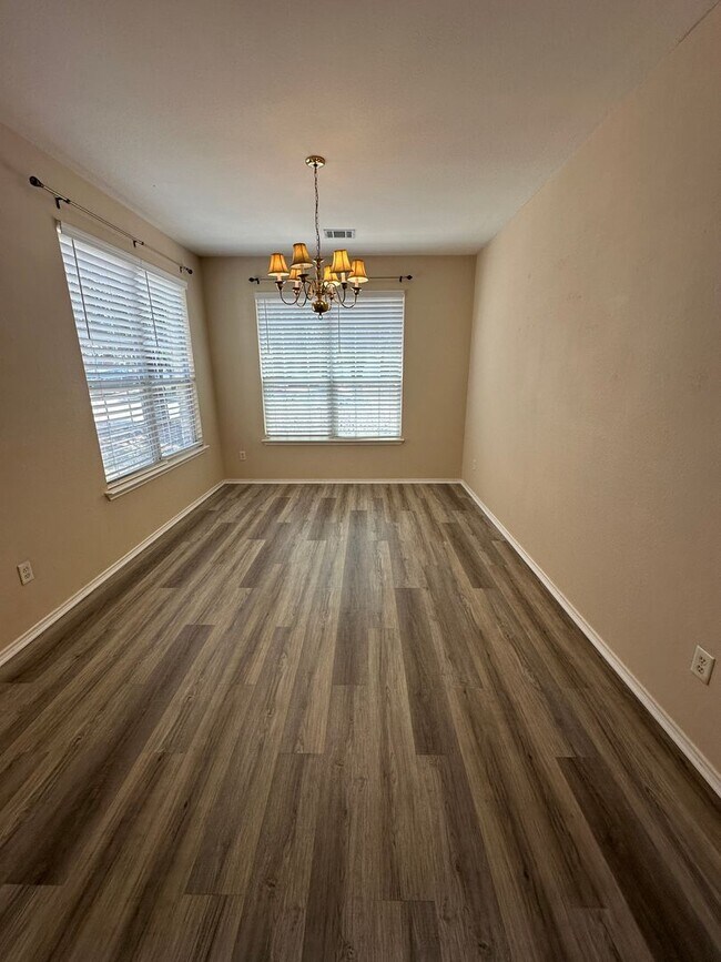 Building Photo - Large single family home - Available now!