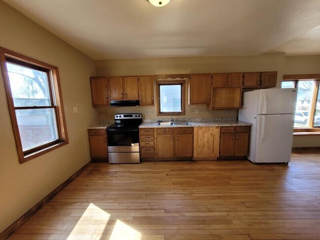 Building Photo - 1648 Preble Ave