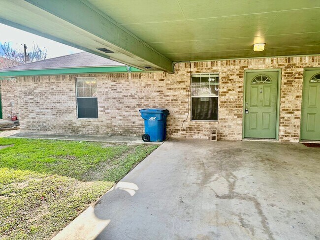 Foto del edificio - Cozy 2/1 Duplex in Pleasanton w/ Dedicated Parking ~ Move-In Ready!