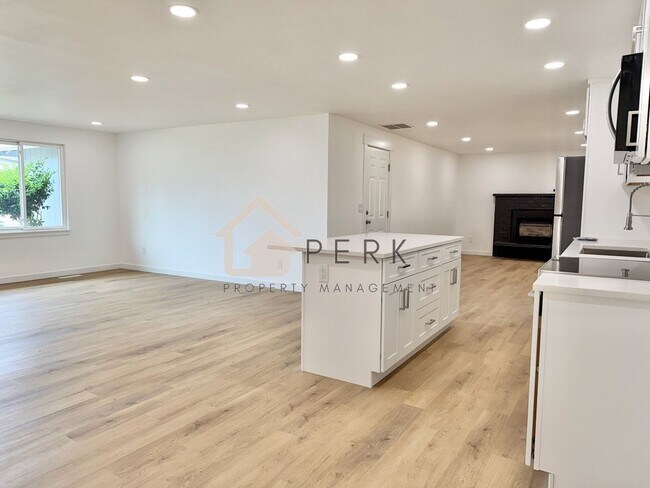 Foto del edificio - **Updated 3BR/2BA Home with A/C, 2-Car Garage & Fully Fenced Backyard**