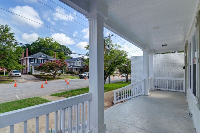 Foto del edificio - Pre-Leasing for the 26-27 School Year! - M...