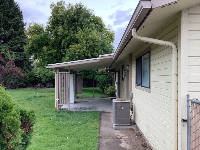 Building Photo - Beautiful 3 Bedroom 2 Bath