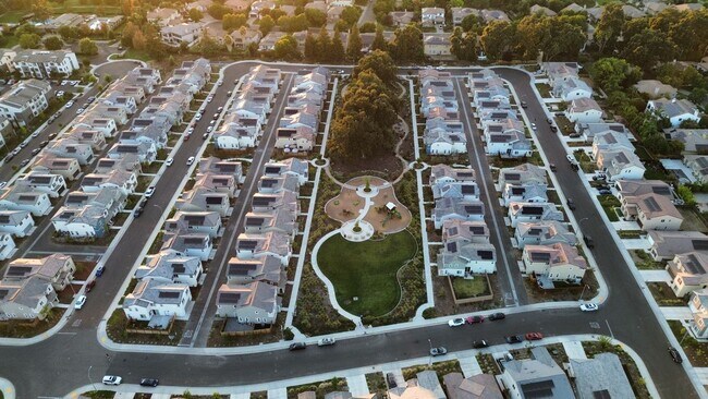 Foto del edificio - 613 Barrett Lk Rd
