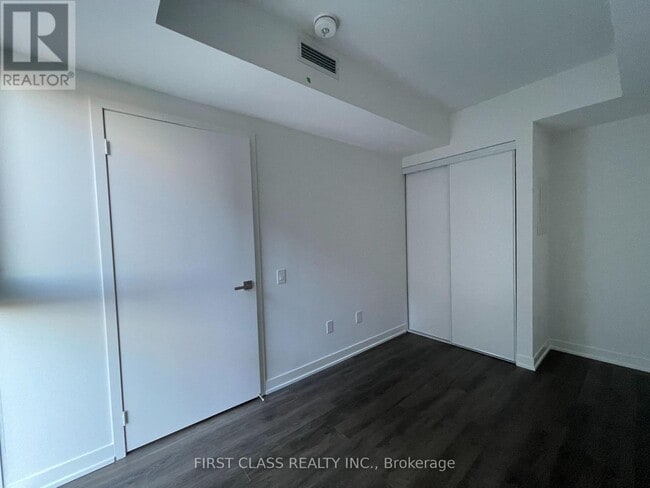 Photo du bâtiment - 500-500 Wilson Ave