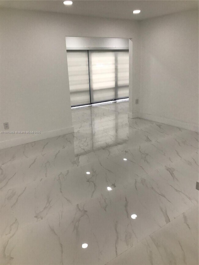 Foto del edificio - 4890 NW 102nd Ave