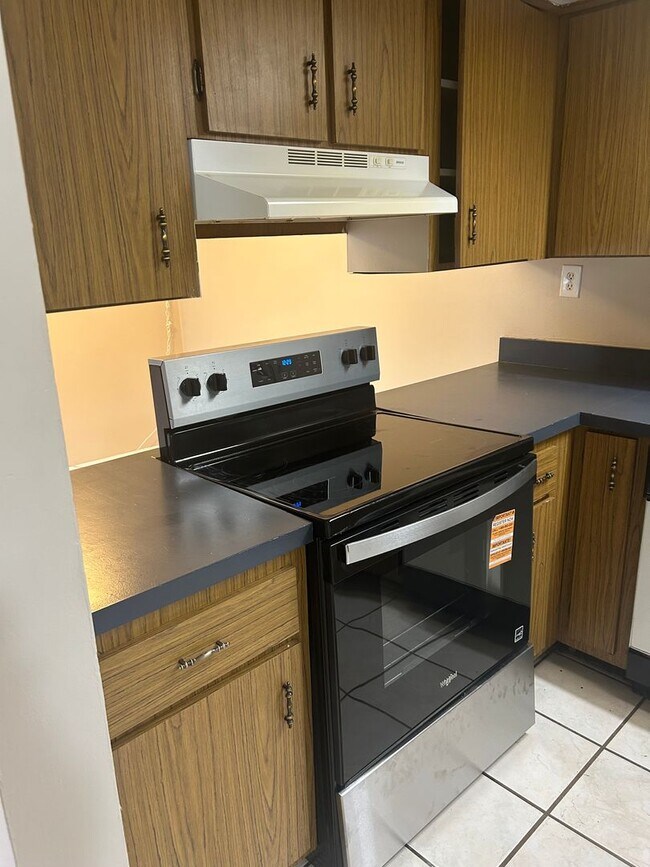Building Photo - Gated Community First Floor 1/1.5 Apartmen...