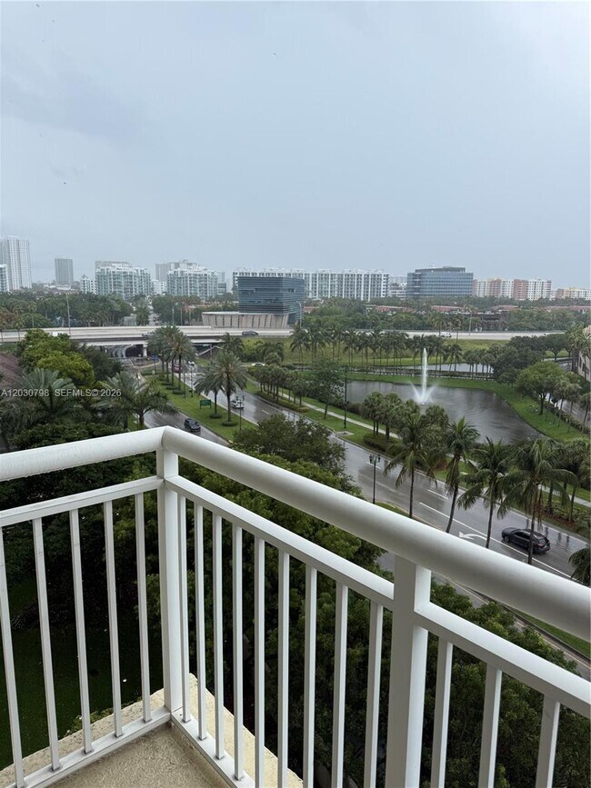 Foto del edificio - 19501 W Country Club Dr