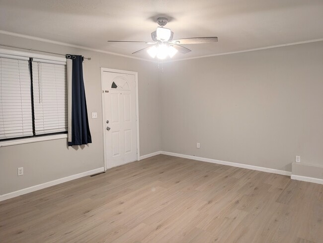 Building Photo - 200 E Jean St