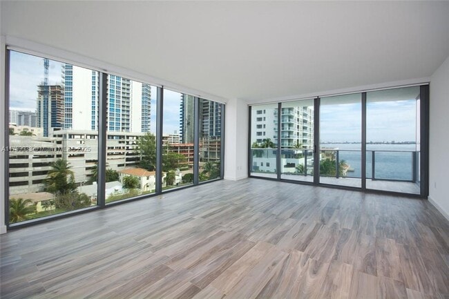 Foto del edificio - 460 NE 28th St