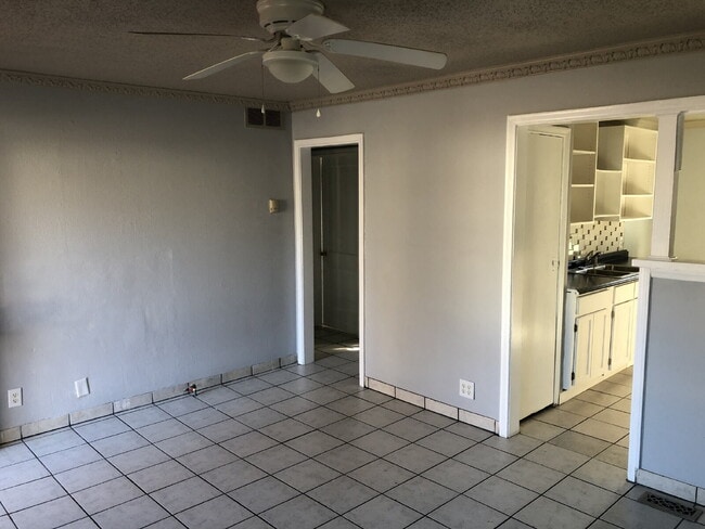 Building Photo - Cute midtown 3 bedroom, 1 bath home