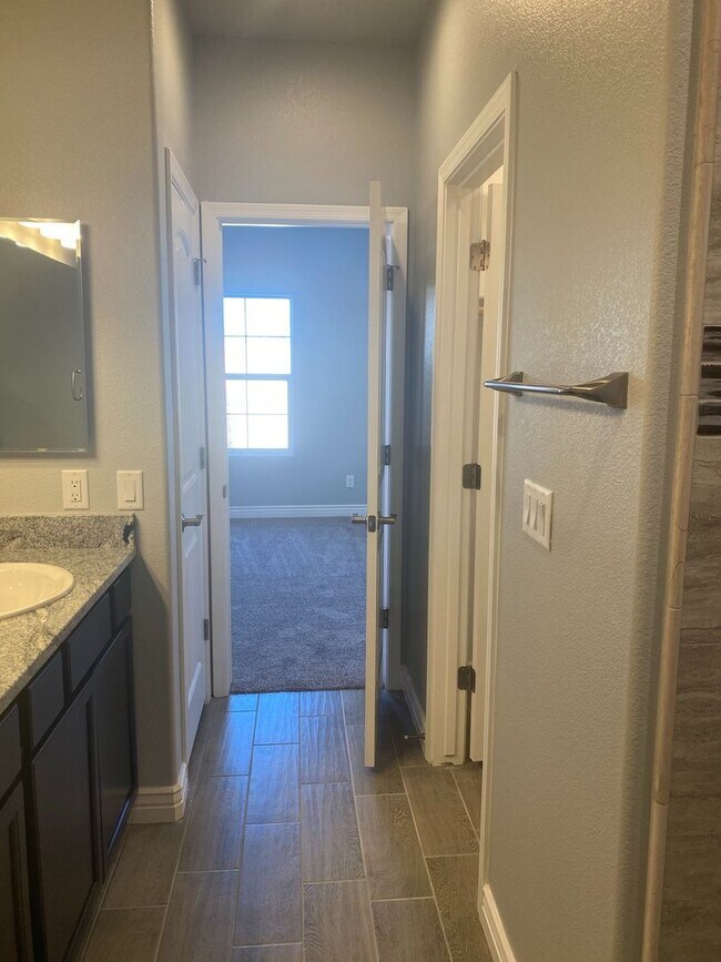 Building Photo - 3 Bedroom 2 Bathroom Duplex
