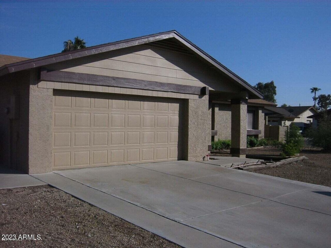 Building Photo - 10645 N 66th Ave