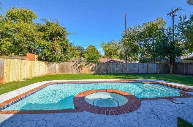 Building Photo - 9814 Cedardale Dr