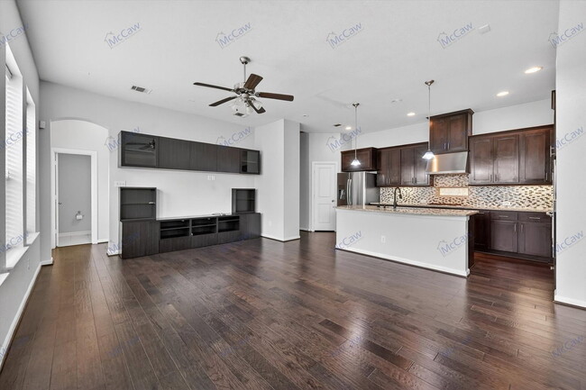 Building Photo - 6607 DeLeon St