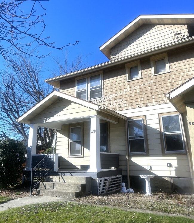 Building Photo - 979 King St