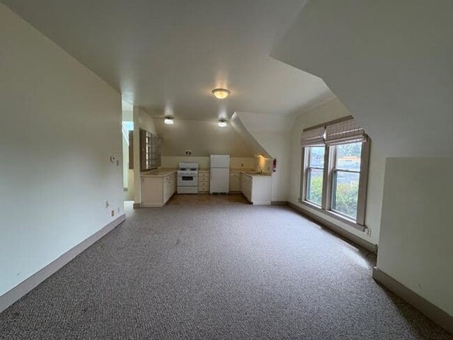 Building Photo - Arcata 3-Bedroom Victorian Apartment