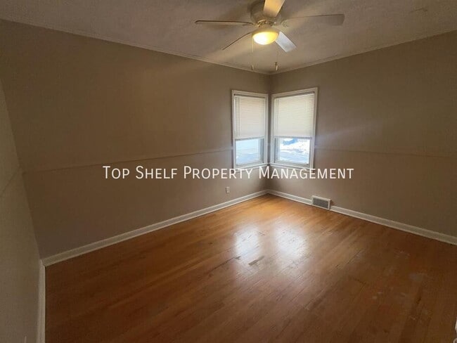 Building Photo - 4812 Lakeview Dr