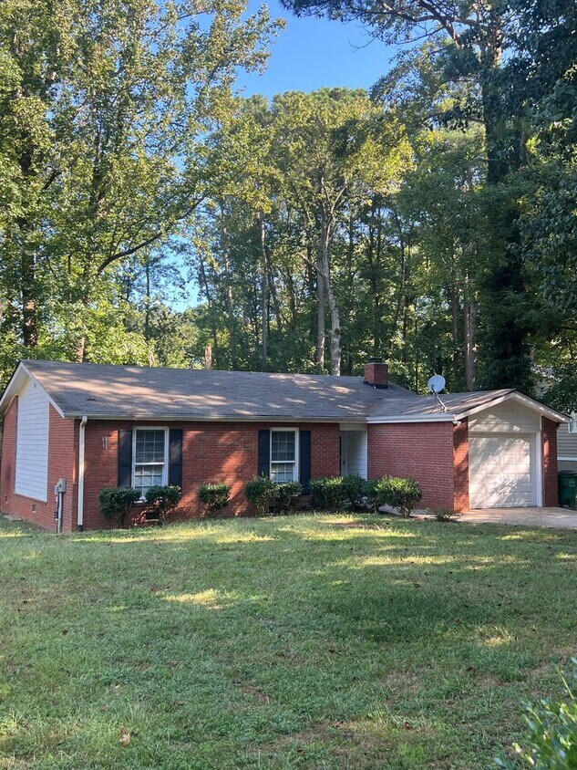 Building Photo - 3 Bedroom 2 Bath Brick House