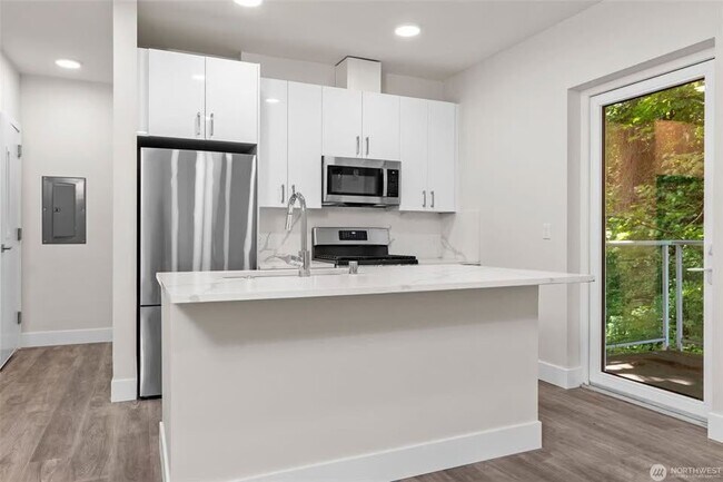 Building Photo - 1709 Harbor Ave SW