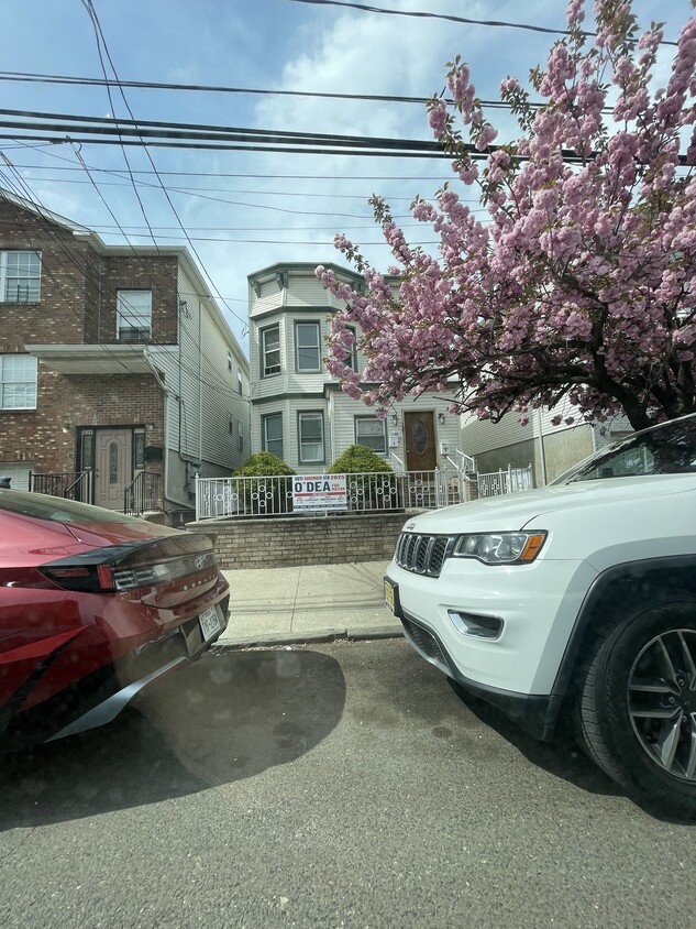 Foto principal - 137 Bostwick Ave
